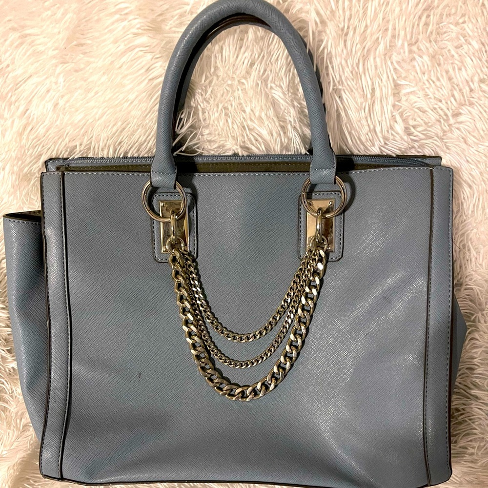 Blue handbag with chain
